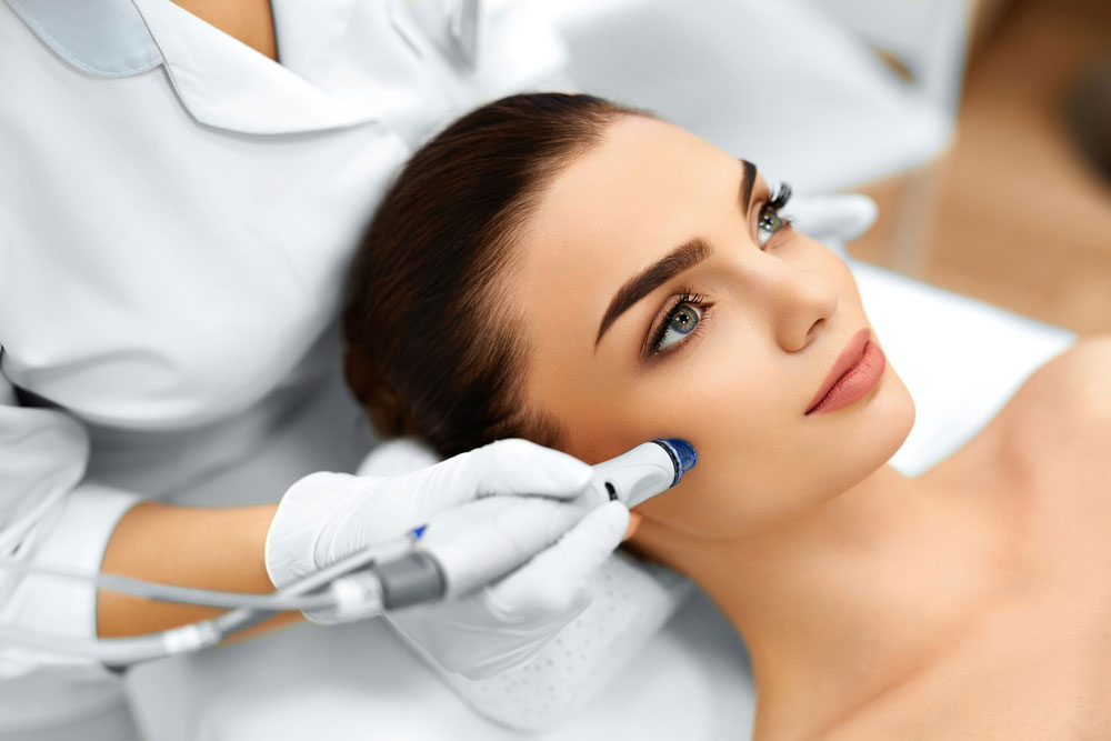 Facial treatment supporting clearer-looking skin texture